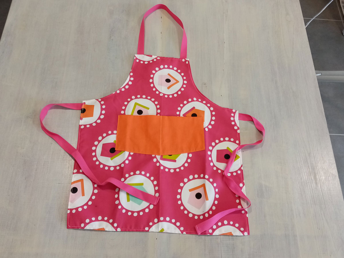 tablierEnf-1-1200x900 Photo tablier enfant rose soutenue devant